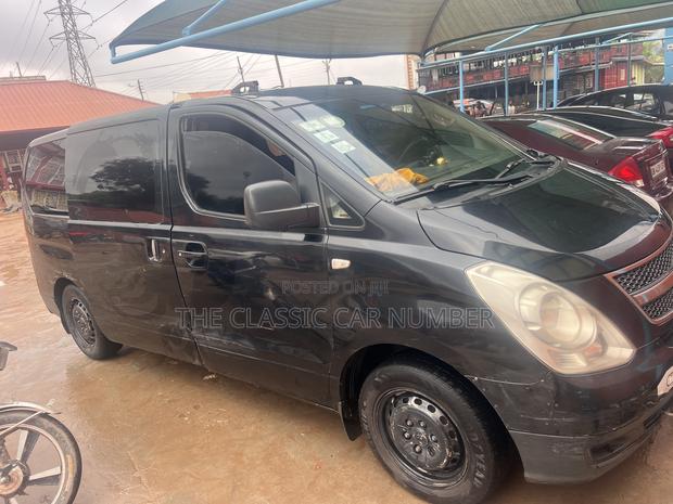 Hyundai H1 2009 Black · Photo 3