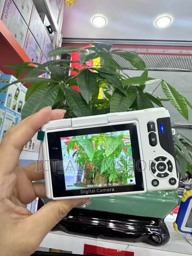 Digital Viedo Camera Recorder With Flip Screen · Photo 4