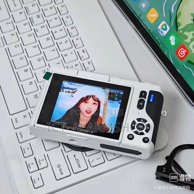 Digital Viedo Camera Recorder With Flip Screen · Photo 5