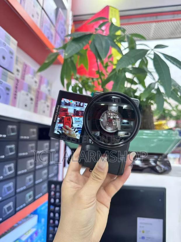 Digital Viedo Camera Recorder With Flip Screen · Photo 3