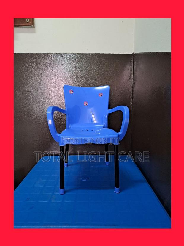 Children's Plastic Chair · Photo 2