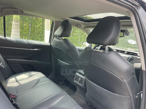 Toyota Camry SE FWD 2020 Black · Photo 7