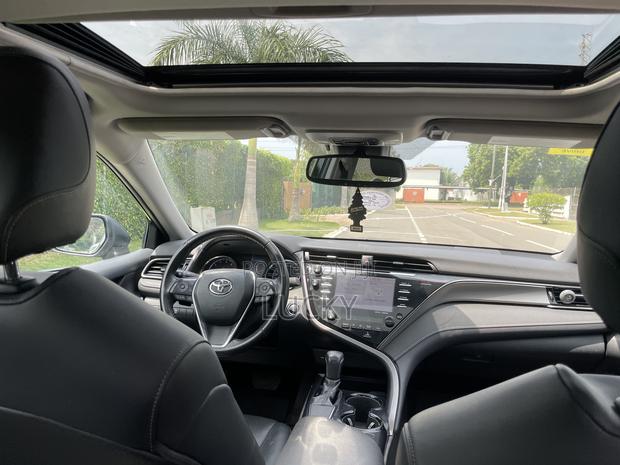 Toyota Camry SE FWD 2020 Black · Photo 3