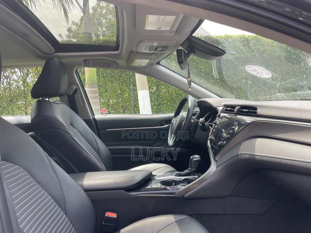 Toyota Camry SE FWD 2020 Black · Photo 5