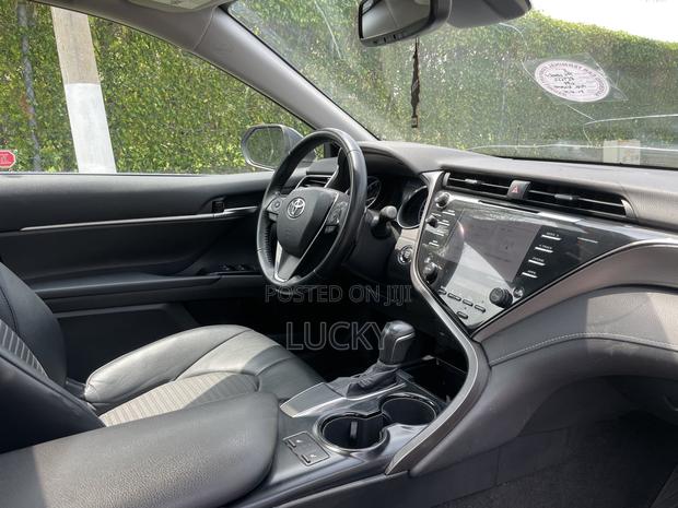 Toyota Camry SE FWD 2020 Black · Photo 6