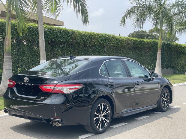 Toyota Camry SE FWD 2020 Black · Photo 8