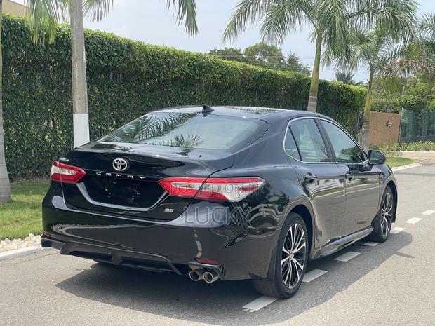 Toyota Camry SE FWD 2020 Black · Photo 4