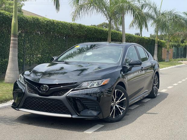 Toyota Camry SE FWD 2020 Black · Photo 2