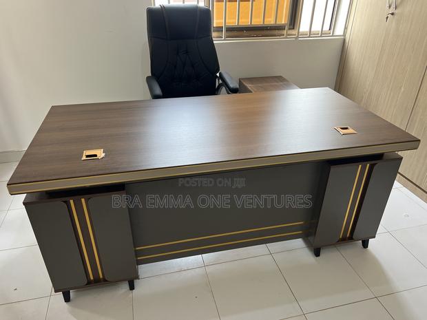 Executive L Shape Tabel With Leather Chair · Photo 2