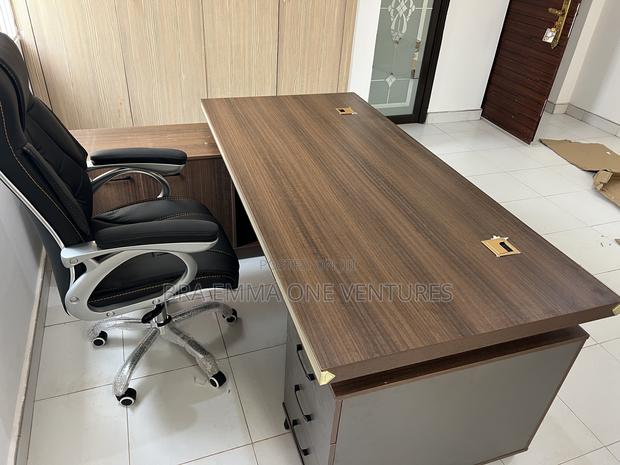 Executive L Shape Tabel With Leather Chair · Photo 1