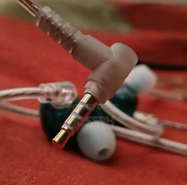 3.5mm Male to Female Aux Extension Cable · Photo 2