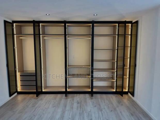 Luxurious Walk-in Closset · Photo 2