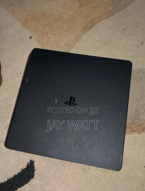 PS4 Slim Jailbreak With 6 Games and 2 Controllers · Photo 1