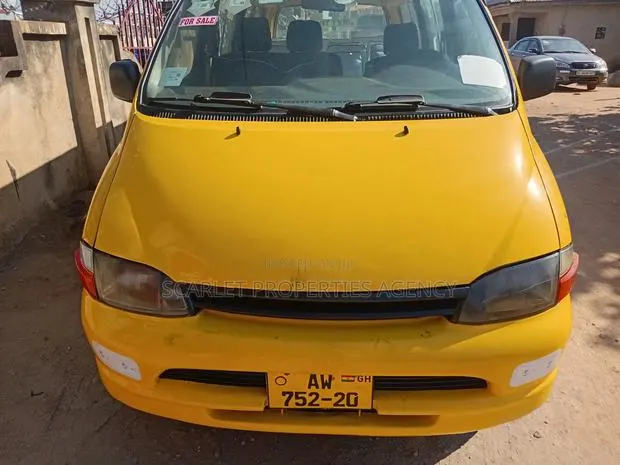Toyota HiAce 2013 Yellow · Photo 1