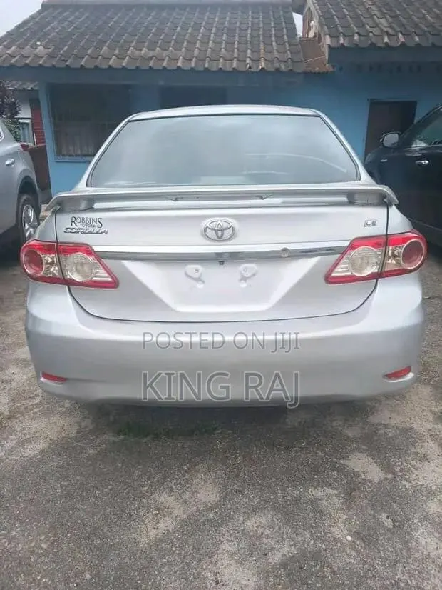 Toyota Corolla LE 4dr Sedan (1.8L 4cyl 4A) 2012 Silver · Photo 1