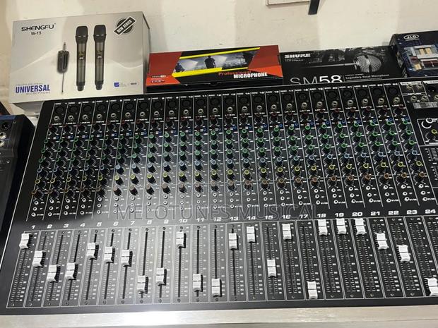 Yamaha SMX-2400 24channel Professional Mixer · Photo 2