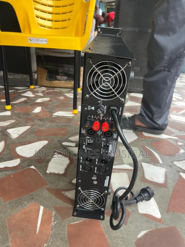 Electro-Voice (Ev) E9300 Power Amplifier for Mid Speakers · Photo 2