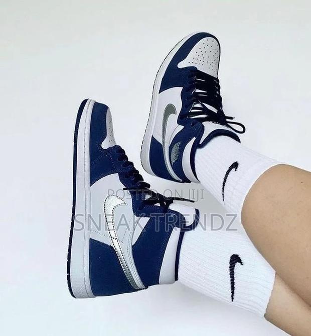 Air Jordan R1 Midnight Blue · Photo 3