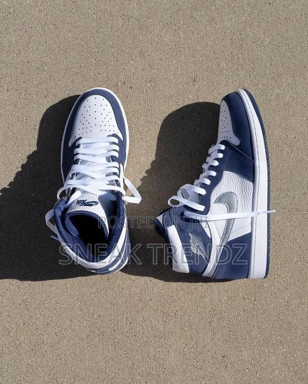 Air Jordan R1 Midnight Blue · Photo 2