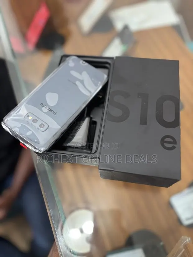 New Samsung Galaxy S10e 128 GB Black · Photo 1