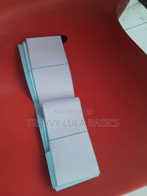 Plain Delivery Sticker · Photo 2