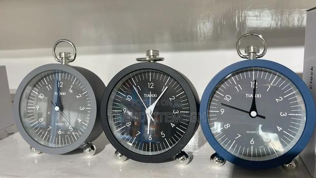 Pendulum Alarm Clock · Photo 1