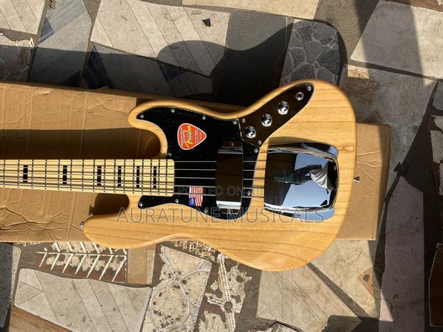 Fender Passive Bass Guitar · Photo 2