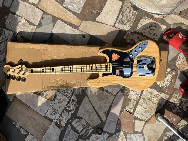 Fender Passive Bass Guitar · Photo 1
