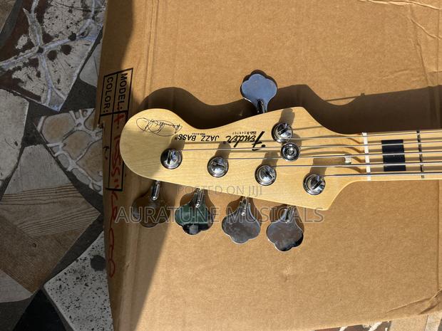 Fender Passive Bass Guitar · Photo 4