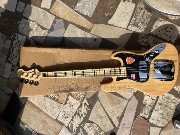 Fender Passive Bass Guitar · Photo 3