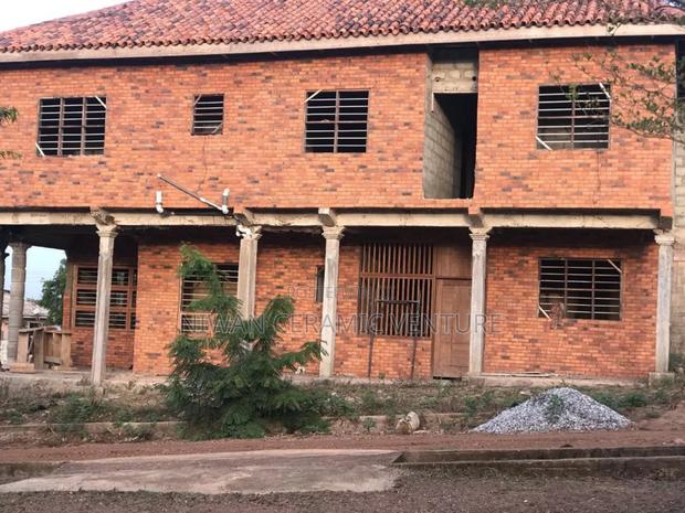 Burnt Brick Tiles Fencing · Photo 3