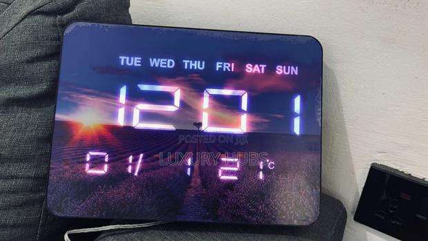 Temperature Display Alarm Clock · Photo 1