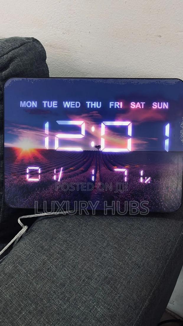 Temperature Display Alarm Clock · Photo 2