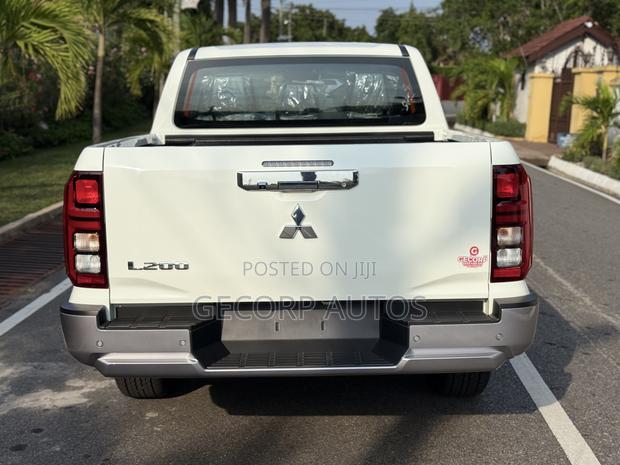 New Mitsubishi L200 2024 White · Photo 5