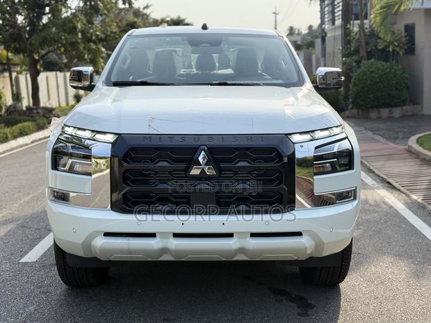 New Mitsubishi L200 2024 White · Photo 2