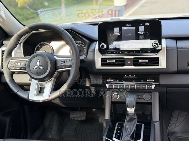 New Mitsubishi L200 2024 White · Photo 3