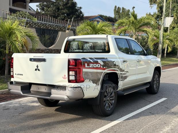 New Mitsubishi L200 2024 White · Photo 6