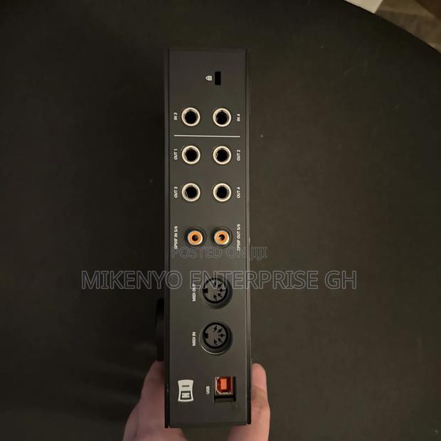 Native Instruments/Komplete Audio 6 Mk2 · Photo 3