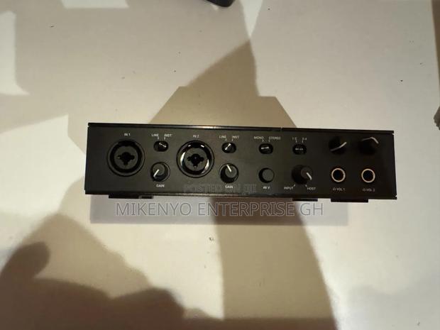 Native Instruments/Komplete Audio 6 Mk2 · Photo 4