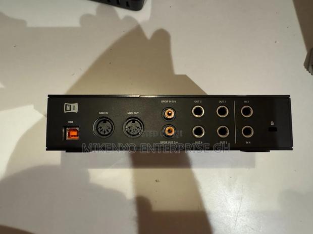 Native Instruments/Komplete Audio 6 Mk2 · Photo 5