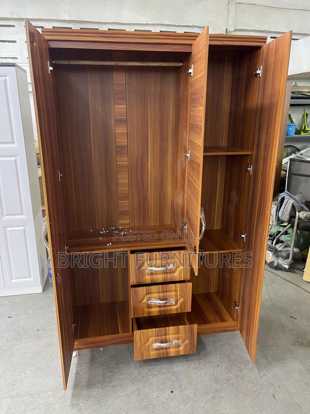Wooden 3 Doors Wardrobe With Mirror · Photo 2