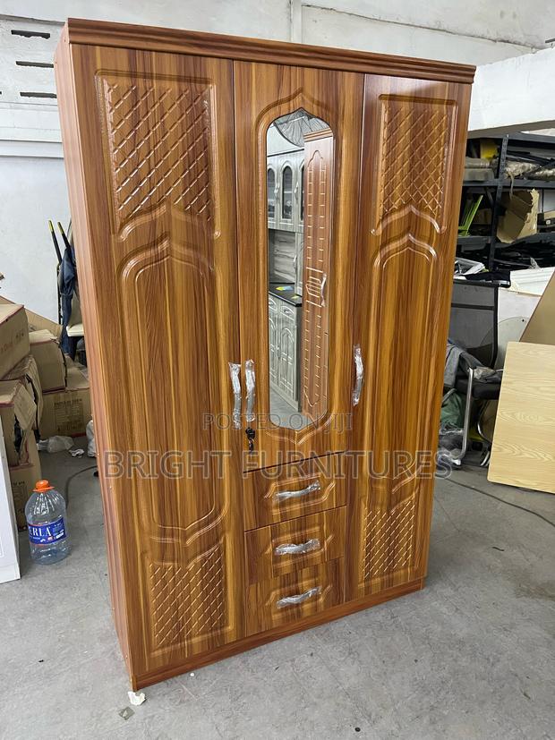 Wooden 3 Doors Wardrobe With Mirror · Photo 1