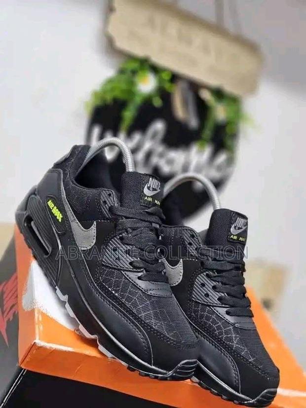 Nike Air Max 90 Black Volt Sneakers · Photo 2
