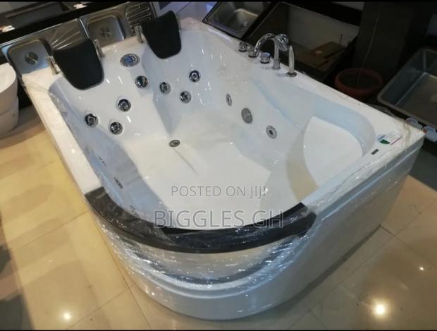 Double Jacuzzi Bathtub With Massager and Bluetooth · Photo 1