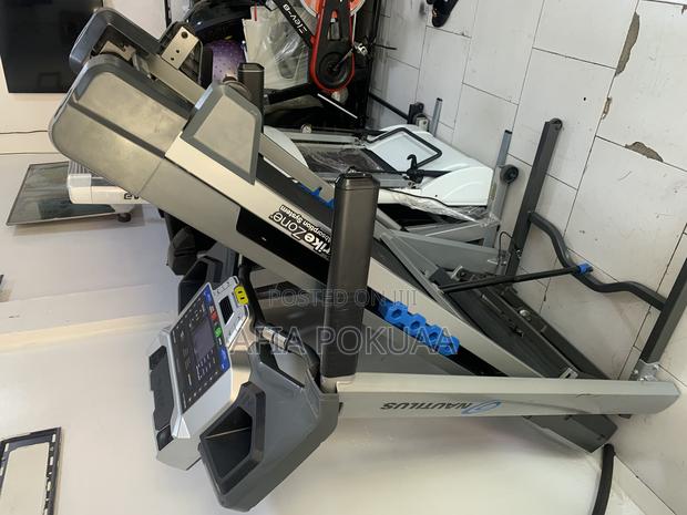 Nautilus Treadmill 150kg · Photo 1