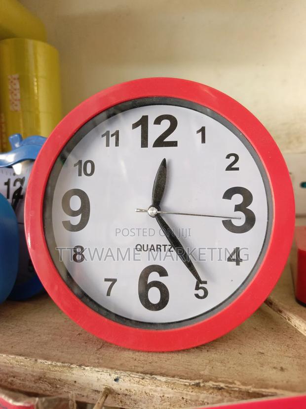 Quartz Alarm Clock · Photo 2