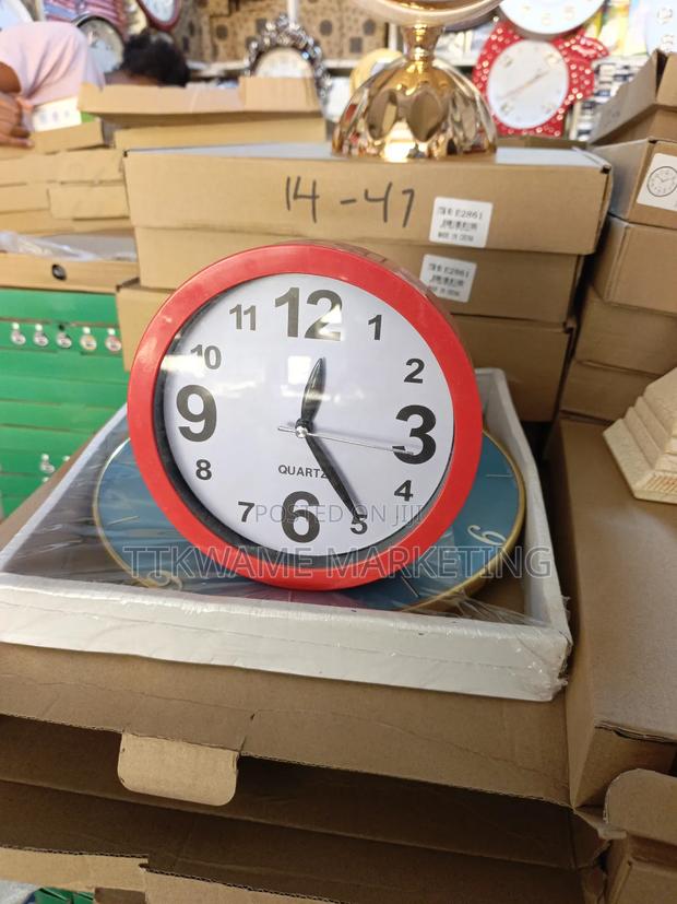 Quartz Alarm Clock · Photo 1