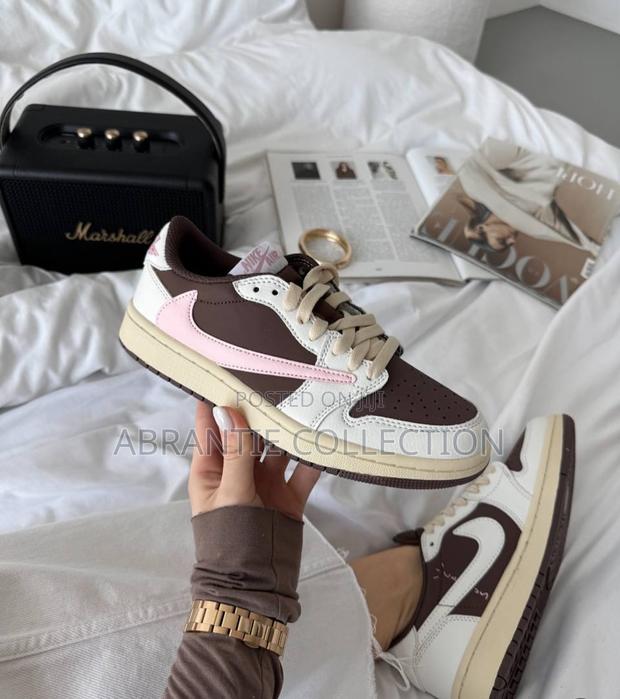 Travis Scott X Air Jordan 1 Low Dark Pony · Photo 1