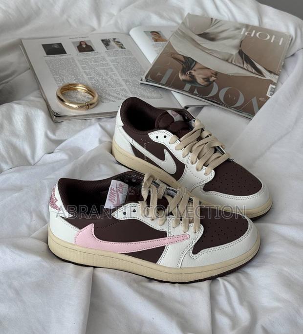 Travis Scott X Air Jordan 1 Low Dark Pony · Photo 2