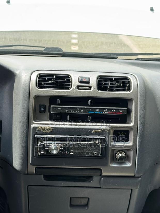 Toyota HiAce 2013 White · Photo 7